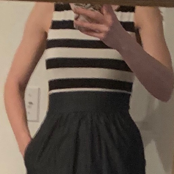 The Limited Dress with pockets - Picture 2 of 3